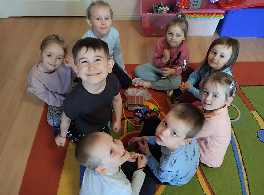 Dzieci uczą się segregować odpady