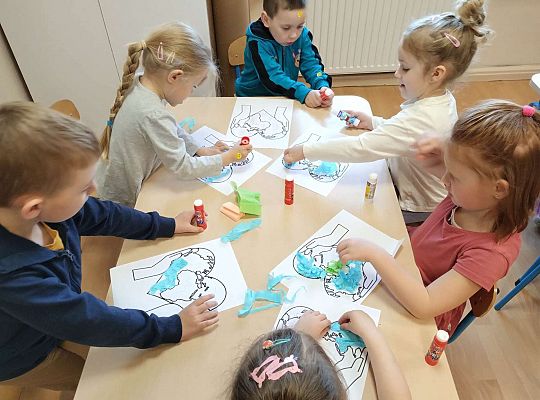 Dzieci wykonują pracę plastyczną