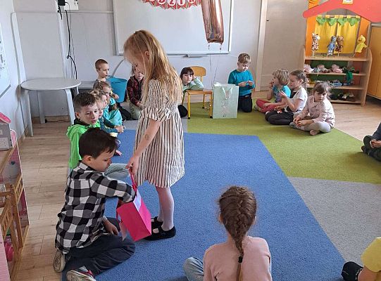 Solenizantka rozdaje upominki dzieciom