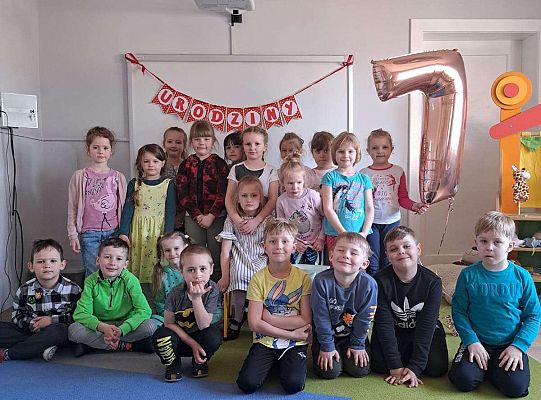 Grupa dzieci z solenizantkom