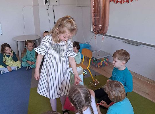 Solenizantka rozdaje upominki dzieciom