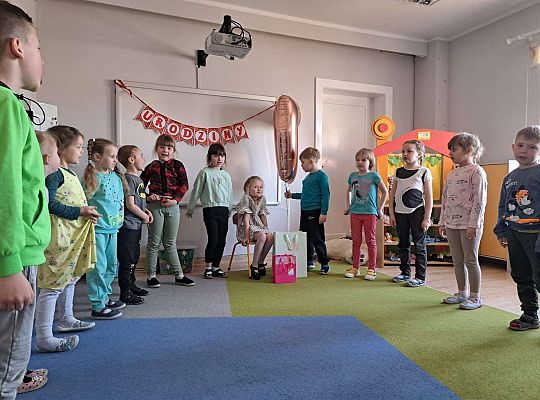 Dzieci śpiewają sto lat solenizantce