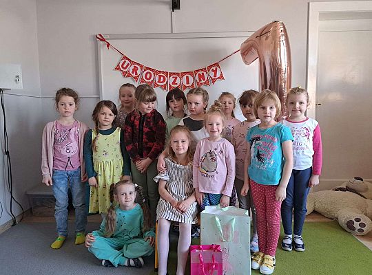 Grupa dziewczynek z solenizantkom