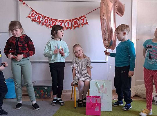 Dzieci śpiewają sto lat solenizantce