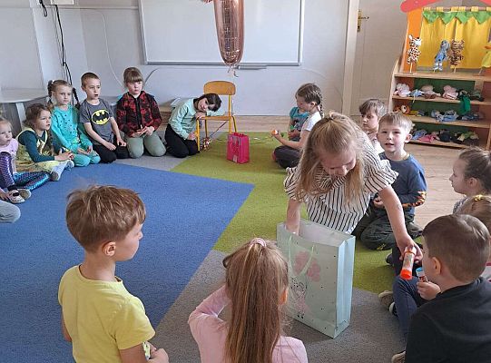 Solenizantka rozdaje upominki dzieciom