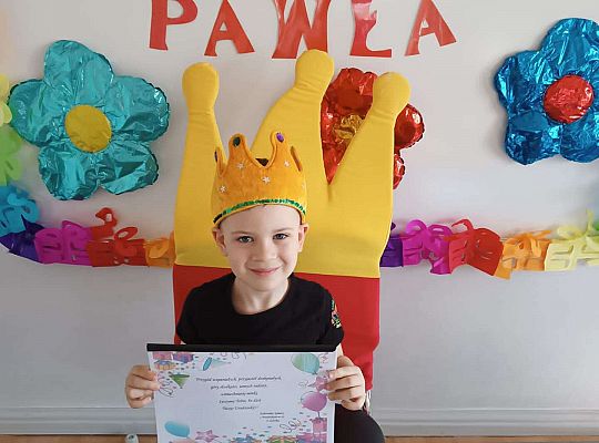 Solenizant z albumem urodzinowym