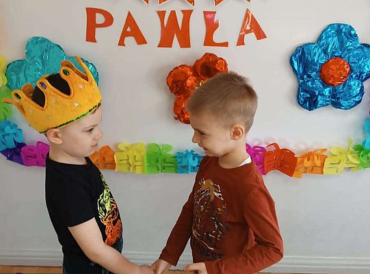 Chłopiec składa życzenia solenizantowi