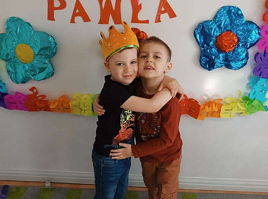 Chłopiec składa życzenia solenizantowi