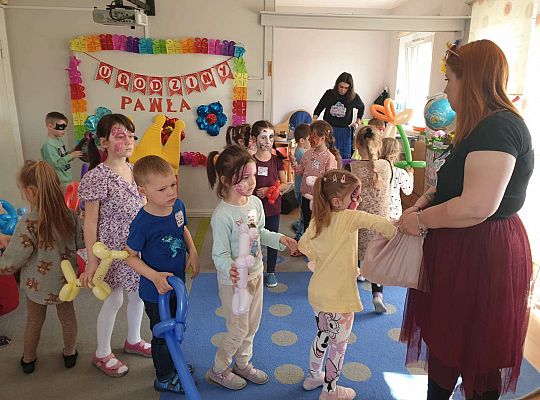 Dzieci otrzymują upominki