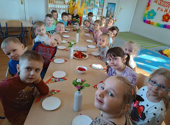 Dzieci przy urodzinowym stole