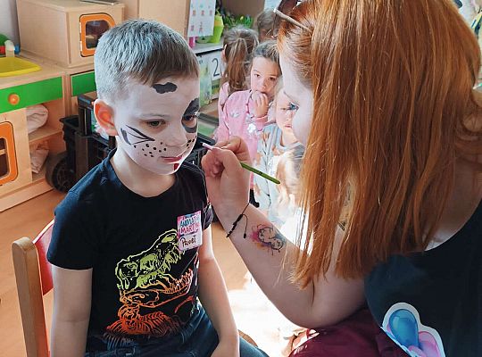 Pani maluje twarz solenizantowi