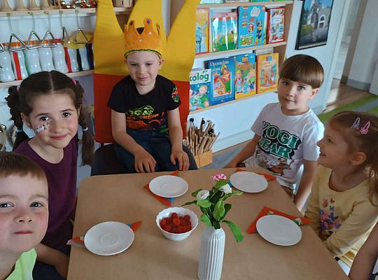 Dzieci przy urodzinowym stole