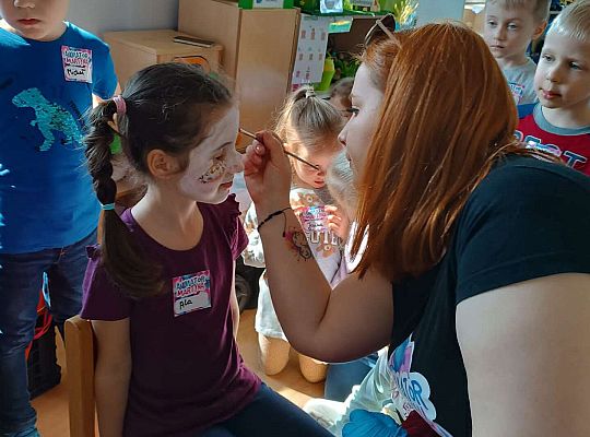 Pani maluje twarz dziewczynce