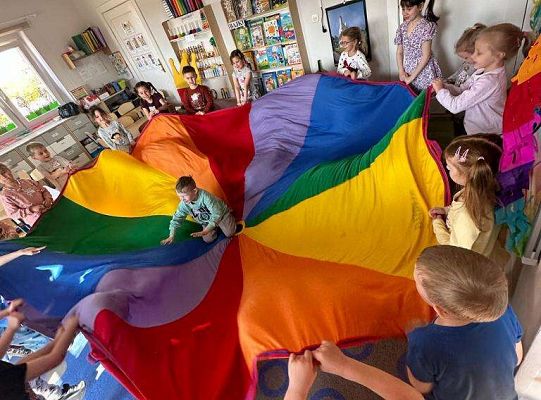 Dzieci bawiące się chustą animacyjną