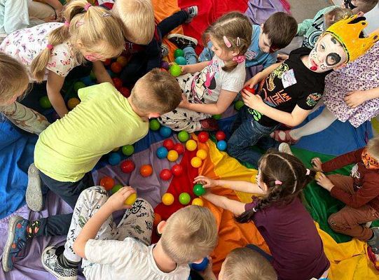 Grupa bawiących się dzieci