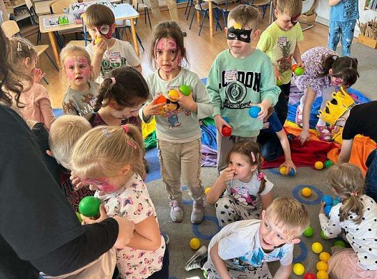 Grupa bawiących się dzieci