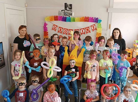 Grupa dzieci z solenizantem i animatorkami