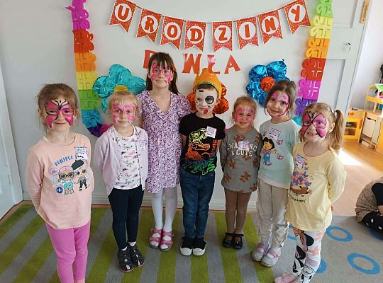 Dziewczynki z solenizantem