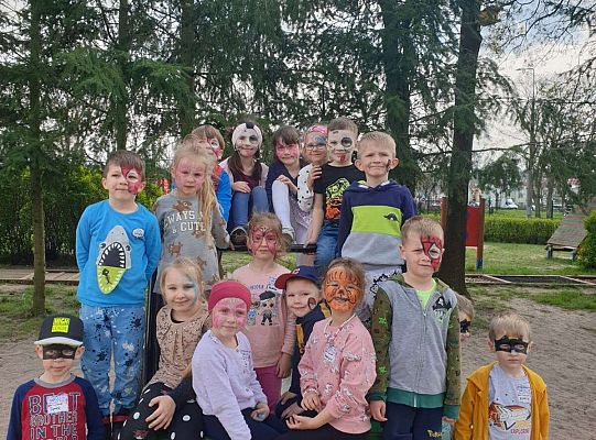 Grupa dzieci na wspólnym zdjęciu z solenizantem