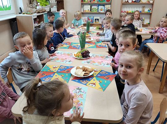 Dzieci jedzą owoce i ciastka