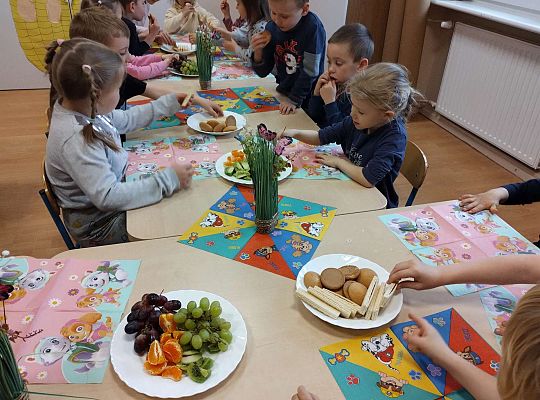 Dzieci jedzą owoce i ciastka