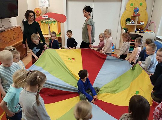 Zabawy z chustą animacyjną