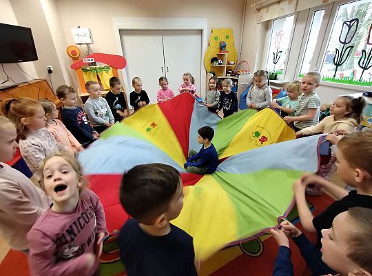 Zabawy z chustą animacyjną