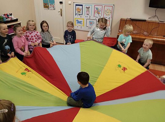 Zabawy z chustą animacyjną