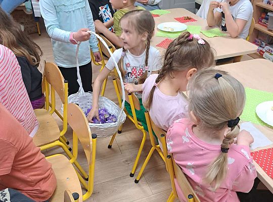 Solenizantka rozdaje upominki