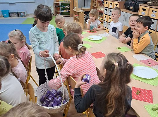 Solenizantka rozdaje upominki