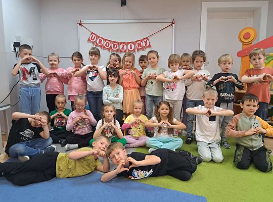 Grupa dzieci z solenizantką