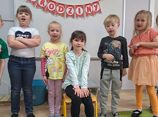 Dzieci śpiewają sto lat solenizantce