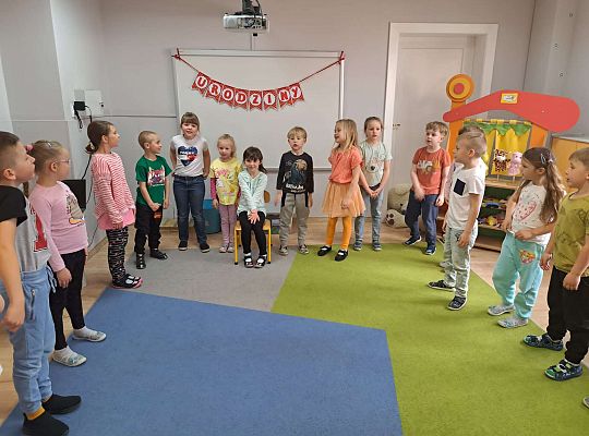 Dzieci śpiewają sto lat solenizantce