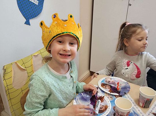 Jubilatka przy stole urodzinowym