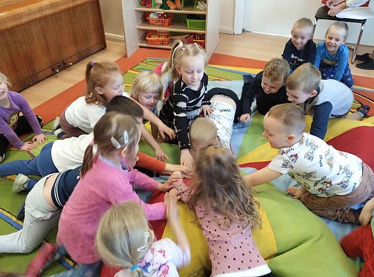 Zabawy z chustą animacyjną