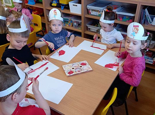 Dzieci malują flagę