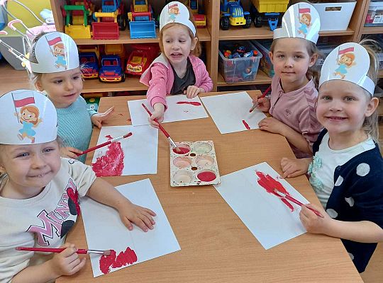 Dzieci malują flagę