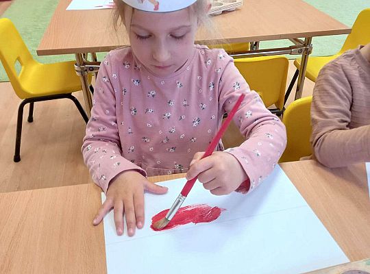 Dzieci malują flagę