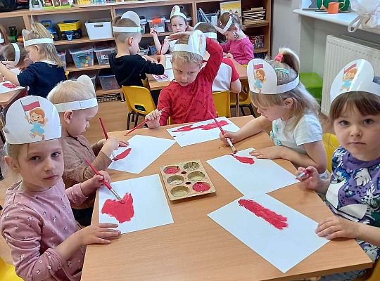 Dzieci malują flagę