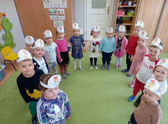 Dzieci stoją w grupie