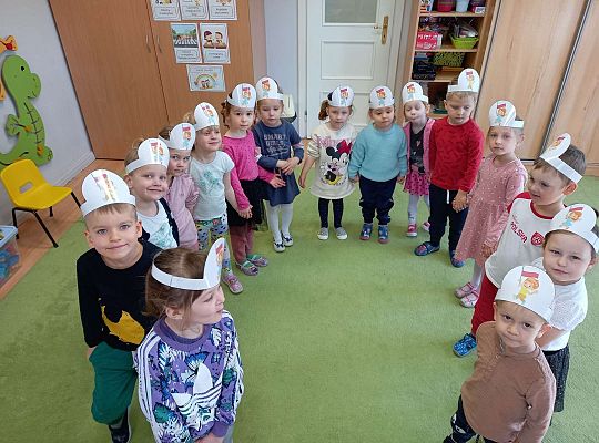 Dzieci stoją w grupie