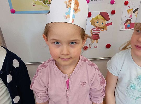 Dziewczynka stoi w opasce na głowie