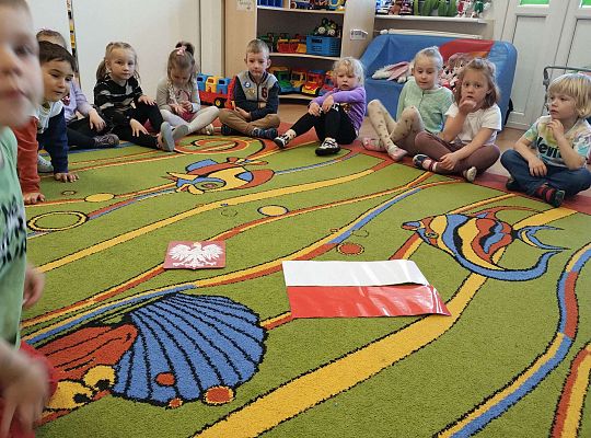 Dzieci utrwalają symbole narodowe