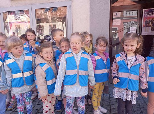 Dzieci stoją ustawione przed kinem