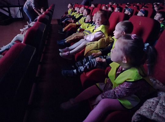 Dzieci oglądają bajkę