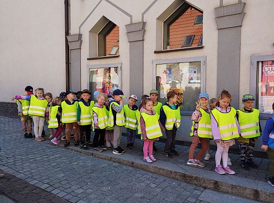 Dzieci stoją ustawione przed kinem