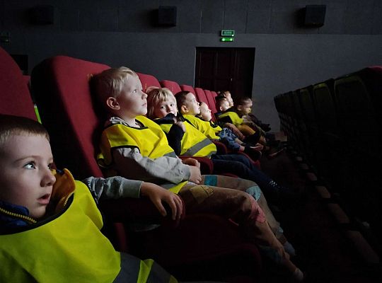 Dzieci oglądają bajkę