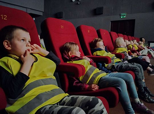 Dzieci oglądają bajkę