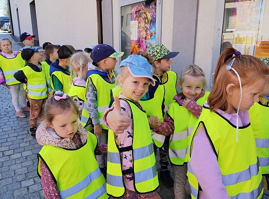 Dzieci stoją ustawione przed kinem