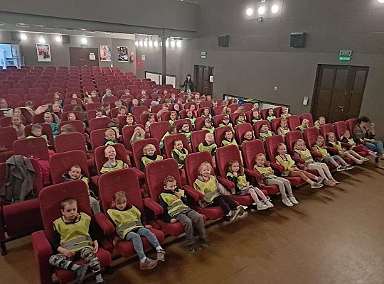 Dzieci siedzą w kinie